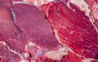 Tezgahta taze et parçaları var. Geleneksel tarım ürünleri sonbahar fuarı.