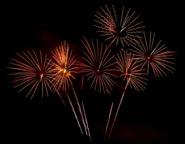 Gece gökyüzüne karşı neşeli havai fişekler. Tatil boyunca havai fişekler, ateşli çiçekler..