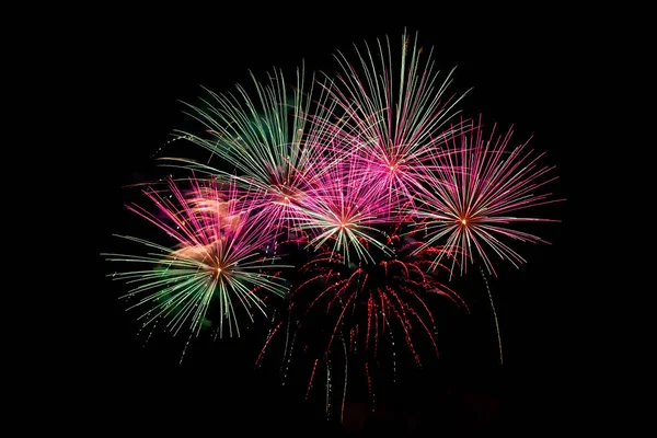 夜空に輝く明るいお祝い花火 花火休暇中の花火 — ストック写真