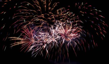 Gece gökyüzüne karşı neşeli havai fişekler. Tatil boyunca havai fişekler, ateşli çiçekler..