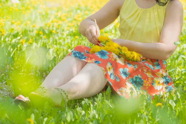 Día Soleado Brillante Una Joven Con Brillante Vestido Verano Sienta —  Fotos de Stock