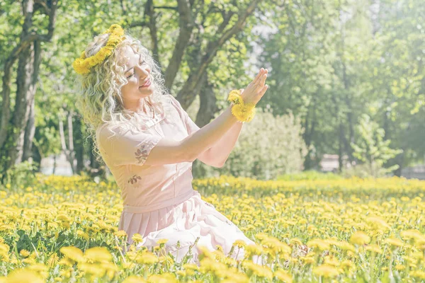 Uma Jovem Loira Vestido Rosa Senta Gramado Amarelo Admira Uma — Fotografia de Stock