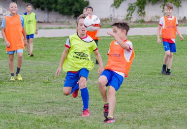 Eski stadyumda genç futbolcuların eğitimi. Gelecekteki zaferlere hazırlanılıyor.