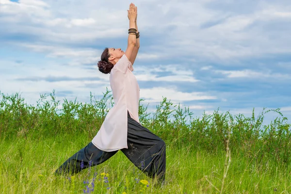 Junge Frau Macht Yoga Übungen Steht Auf Einer Grünen Wiese — Stockfoto