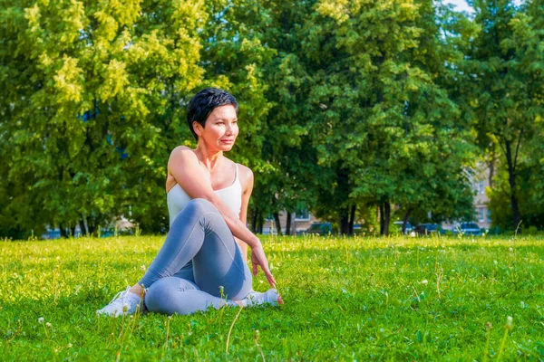 Eine Brünette Frau Mittleren Alters Führt Einem Trainingsanzug Yoga Übungen — Stockfoto