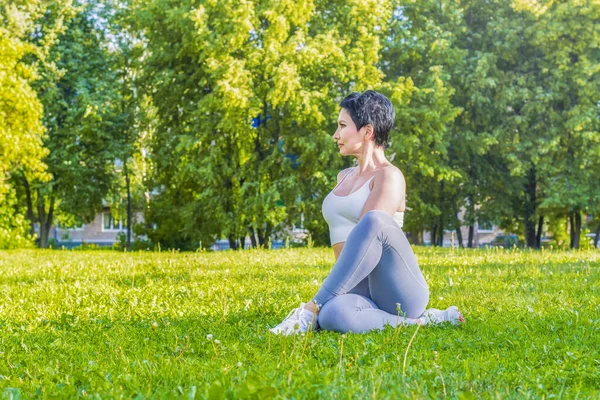 Eine Brünette Frau Mittleren Alters Führt Einem Trainingsanzug Yoga Übungen — Stockfoto