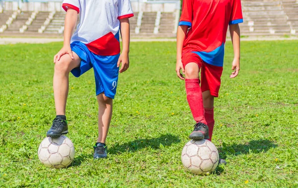 Los Cuerpos Recortados Dos Jóvenes Futbolistas Uniformes Blancos Rojos Ambos — Foto de Stock