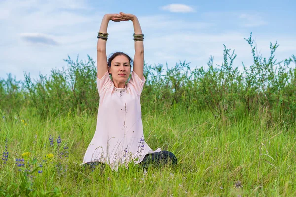 Junge Frau Praktiziert Yoga Auf Grünem Rasen Führt Die Übung — Stockfoto