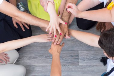 Kırpılmış insan eli çapraz ve bir çemberin ortasında birleşti. Arkadaş canlısı takım..