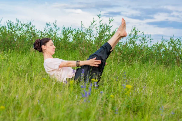 Schöne Junge Frau Praktiziert Yoga Freien Sitzt Mit Erhobenen Beinen — Stockfoto