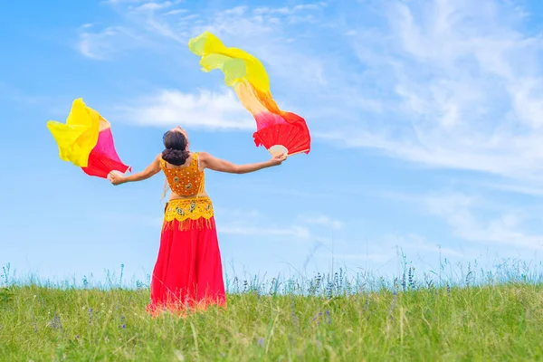 Eine Junge Frau Hellem Nationalkleid Und Feurigen Fächern Ihren Händen — Stockfoto