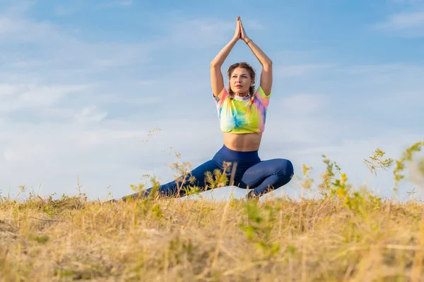 Junges Schönes Mädchen Hellen Bunten Trainingsanzug Führt Körperliche Übungen Aus — Stockfoto