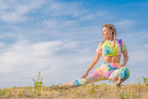 Junge Schöne Mädchen Einem Hellen Bunten Trainingsanzug Führt Körperliche Übungen — Stockfoto