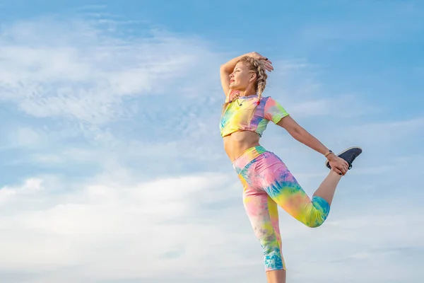 Ein Junges Schönes Mädchen Hellen Trainingsanzug Steht Auf Einem Bein — Stockfoto