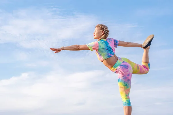 Ein Junges Hübsches Blondes Mädchen Trainingsanzug Steht Auf Einem Bein — Stockfoto