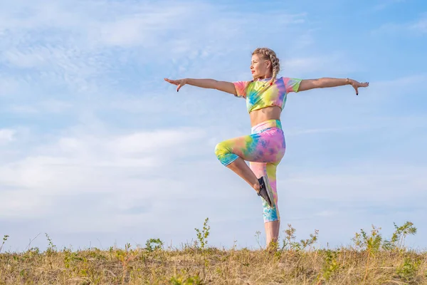 Junge Schöne Mädchen Turnen Auf Einer Grünen Wiese Vor Dem — Stockfoto