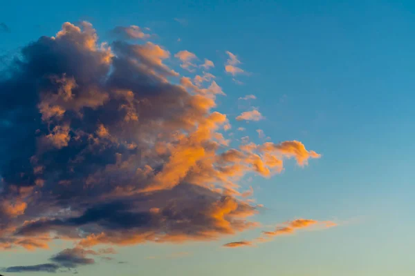 夕阳西下的金光反射出浓重的乌云 黄昏时分的云彩 — 图库照片