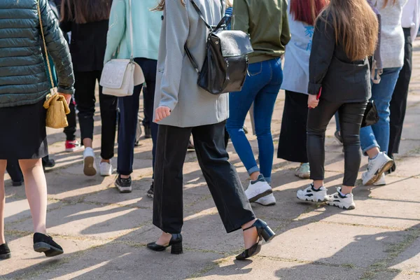 Skupina Mladých Lidí Kráčí Městské Ulici Městský Ruch Dne — Stock fotografie