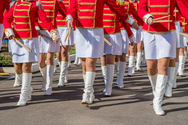 Grupp Unga Flickor Formella Kostymer Tre Kolumner Marscherar Stadsgata Varm — Stockfoto