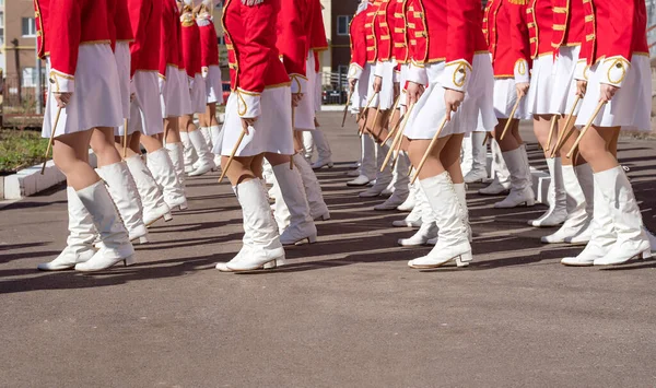 Большая Группа Девушек Красных Костюмах Белых Юбках Сапогах Марширует Городской — стоковое фото