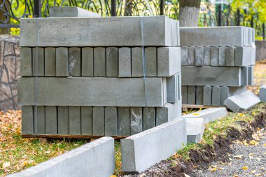 Kaldırım levhaları apoletlerde yatar ve yaya kaldırımına kurulum için hazırdır..