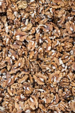 Soyulmuş ceviz çekirdekleri tezgahın üzerinde oturur ve soyut bir doku oluşturur..