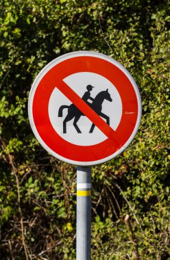 Yasak equestrians girişine