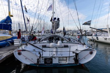 LES SABLES D 'OLONNE, FRANCE - 19 Ekim 2020: Pip Hare botu (Madalya) 19 Ekim 2020 tarihinde Vendee Globe 2020 dubası üzerinde Fransa' nın Les Sables d 'Olonne kentinde.
