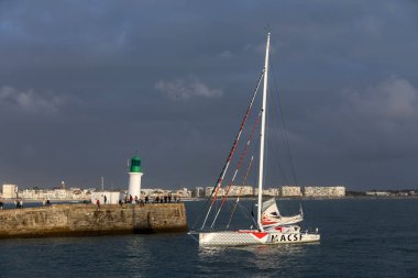 LES SABLES D 'OLONNE, FRANCE - 29 Ekim 2020: Isabelle Joschke teknesi (MACSF) 29 Ekim 2020 tarihinde Fransa' nın Les Sables d 'Olonne şehrinde Vendee Globe 2020 kanalında..