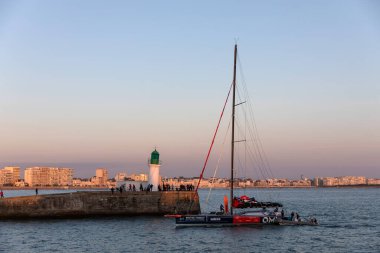LES SABLES D 'OLONNE, FRANCE - 30 Ekim 2020: Benjamin Dutreux teknesi (Omia - Water Family) 30 Ekim 2020 tarihinde Fransa' nın Les Sables d 'Olonne şehrinde Vendee Globe 2020 kanalında..