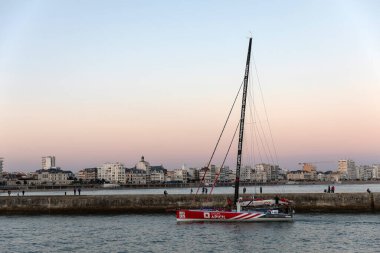 LES SABLES D 'OLONNE, FRANCE - 30 Ekim 2020: Damien Seguin botu (Groupe Apicil) 30 Ekim 2020 tarihinde Fransa' nın Les Sables d 'Olonne şehrinde Vendee Globe 2020 kanalında..