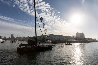 LES SABLES D 'OLONNE, FRANCE - NOVEMBER 08, 2020: Alex Thomson teknesi (Hugo Boss) 08.2020 Vendee Globe 2020' nin başlangıcı için Fransa 'nın Les Sables d' Olonne şehrinde.