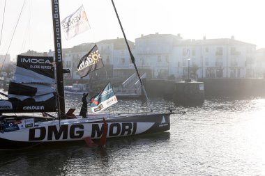 LES SABLES D 'OLONNE, FRANCE - NOVEMBER 08, 2020: Kojiro Shiraishi botu (DMG Mori) Vendee Globe 2020' nin başlangıcı için 08 Kasım 2020 'de Fransa' nın Les Sables d 'Olonne kentinde.