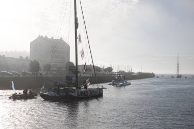 LES SABLES D 'OLONNE, FRANCE - NOVEMBER 08, 2020: Kojiro Shiraishi botu (DMG Mori) Vendee Globe 2020' nin başlangıcı için 08 Kasım 2020 'de Fransa' nın Les Sables d 'Olonne kentinde.