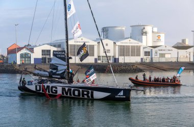 LES SABLES D 'OLONNE, FRANCE - NOVEMBER 08, 2020: Kojiro Shiraishi botu (DMG Mori) Vendee Globe 2020' nin başlangıcı için 08 Kasım 2020 'de Fransa' nın Les Sables d 'Olonne kentinde.