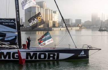 LES SABLES D 'OLONNE, FRANCE - NOVEMBER 08, 2020: Kojiro Shiraishi botu (DMG Mori) Vendee Globe 2020' nin başlangıcı için 08 Kasım 2020 'de Fransa' nın Les Sables d 'Olonne kentinde.