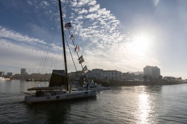 LES SABLES D 'OLONNE, FRANCE - NOVEMBER 08, 2020: Jean Le Cam tekne (Yes We Cam) 08.2020 Vendee Globe 2020' nin başlangıcı için Fransa 'nın Les Sables d' Olonne şehrinde.