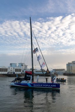 LES SABLES D 'OLONNE, FRANCE - NOVEMBER 08, 2020: Clarisse Cremer botu (Banque Populaire X) 08.2020' de Vendee Globe 2020 'nin başlangıcı için kanalda..