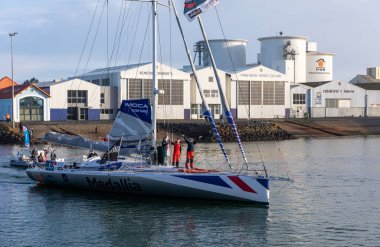LES SABLES D 'OLONNE, FRANCE - NOVEMBER 08, 2020: Pip Hare botu (Madalya) 08.2020 Vendee Globe 2020' nin başlangıcı için Fransa 'nın Les Sables d' Olonne şehrinde.