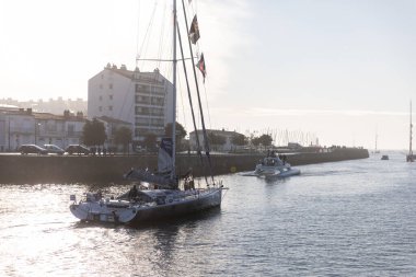 LES SABLES D 'OLONNE, FRANCE - NOVEMBER 08, 2020: Pip Hare botu (Madalya) 08.2020 Vendee Globe 2020' nin başlangıcı için Fransa 'nın Les Sables d' Olonne şehrinde.