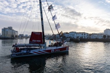 LES SABLES D 'OLONNE, FRANCE - NOVEMBER 08, 2020: Damien Seguin botu (Groupe Apicil) Vendee Globe 2020' nin başlangıcı için 8 Kasım 2020 'de Fransa' nın Les Sables d 'Olonne kentinde.