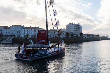 LES SABLES D 'OLONNE, FRANCE - NOVEMBER 08, 2020: Damien Seguin botu (Groupe Apicil) Vendee Globe 2020' nin başlangıcı için 8 Kasım 2020 'de Fransa' nın Les Sables d 'Olonne kentinde.