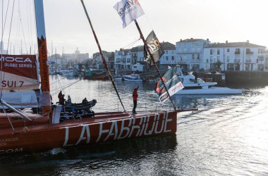 LES SABLES D 'OLONNE, FRANCE - NOVEMBER 08, 2020: Alan Roura teknesi (La Fabrique) 08.2020 Vendee Globe 2020' nin başlangıcı için Fransa 'nın Les Sables d' Olonne şehrinde.