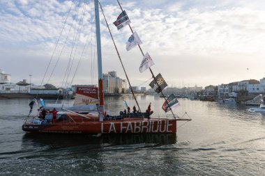 LES SABLES D 'OLONNE, FRANCE - NOVEMBER 08, 2020: Alan Roura teknesi (La Fabrique) 08.2020 Vendee Globe 2020' nin başlangıcı için Fransa 'nın Les Sables d' Olonne şehrinde.