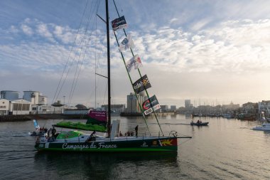 LES SABLES D 'OLONNE, FRANCE - NOVEMBER 08, 2020: Miranda Merron teknesi (Campagne de France) 08.2020 Vendee Globe 2020' nin başlangıcı için Fransa 'nın Les Sables d' Olonne şehrinde.