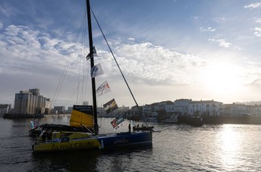 LES SABLES D 'OLONNE, FRANCE - NOVEMBER 08, 2020: Arnaud Boissieres botu (La Mie Caline - Artipole) Vendee Globe 2020' nin başlangıcı için 08.2020 tarihinde Fransa 'nın Les Sables d' Olonne şehrinde..