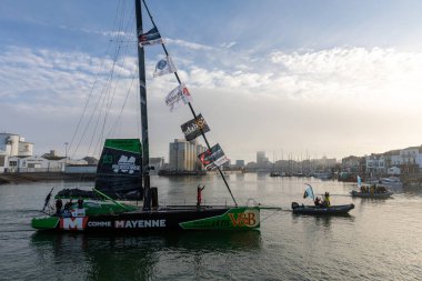 LES SABLES D 'OLONNE, FRANCE - NOVEMBER 08, 2020: Maxime Sorel boat (V ve B - Mayenne) Vendee Globe 2020' nin başlangıcı için 08.2020 tarihinde Fransa 'nın Les Sables d' Olonne kentinde.