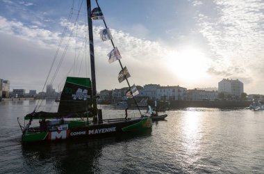 LES SABLES D 'OLONNE, FRANCE - NOVEMBER 08, 2020: Maxime Sorel boat (V ve B - Mayenne) Vendee Globe 2020' nin başlangıcı için 08.2020 tarihinde Fransa 'nın Les Sables d' Olonne kentinde.