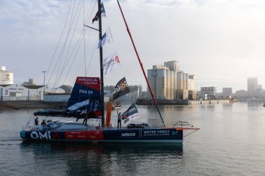 LES SABLES D 'OLONNE, FRANCE - NOVEMBER 08, 2020: Benjamin Dutreux teknesi (Omia - Water Family) 08.2020 Vendee Globe 2020' nin başlangıcı için kanalda..