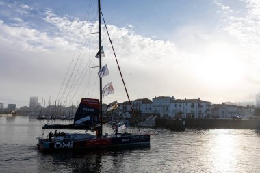 LES SABLES D 'OLONNE, FRANCE - NOVEMBER 08, 2020: Benjamin Dutreux teknesi (Omia - Water Family) 08.2020 Vendee Globe 2020' nin başlangıcı için kanalda..